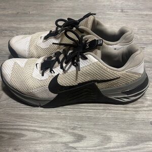 Nike Men's Black and Cream Athletic Shoes
